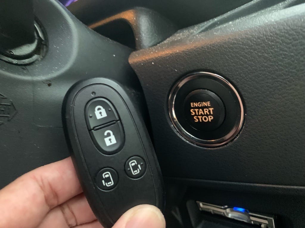 フレアワゴンのスマートキーをスタートボタンの前で持っている