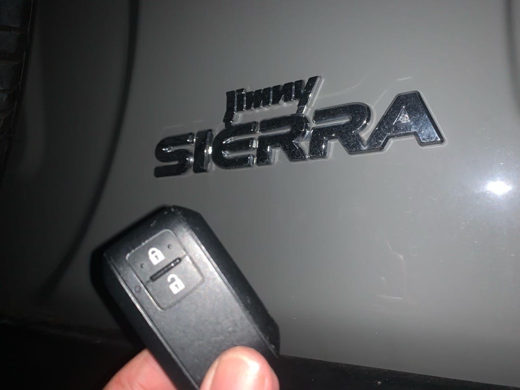 登録が完了したスズキジムニーシエラのスマートキーを手に持っている