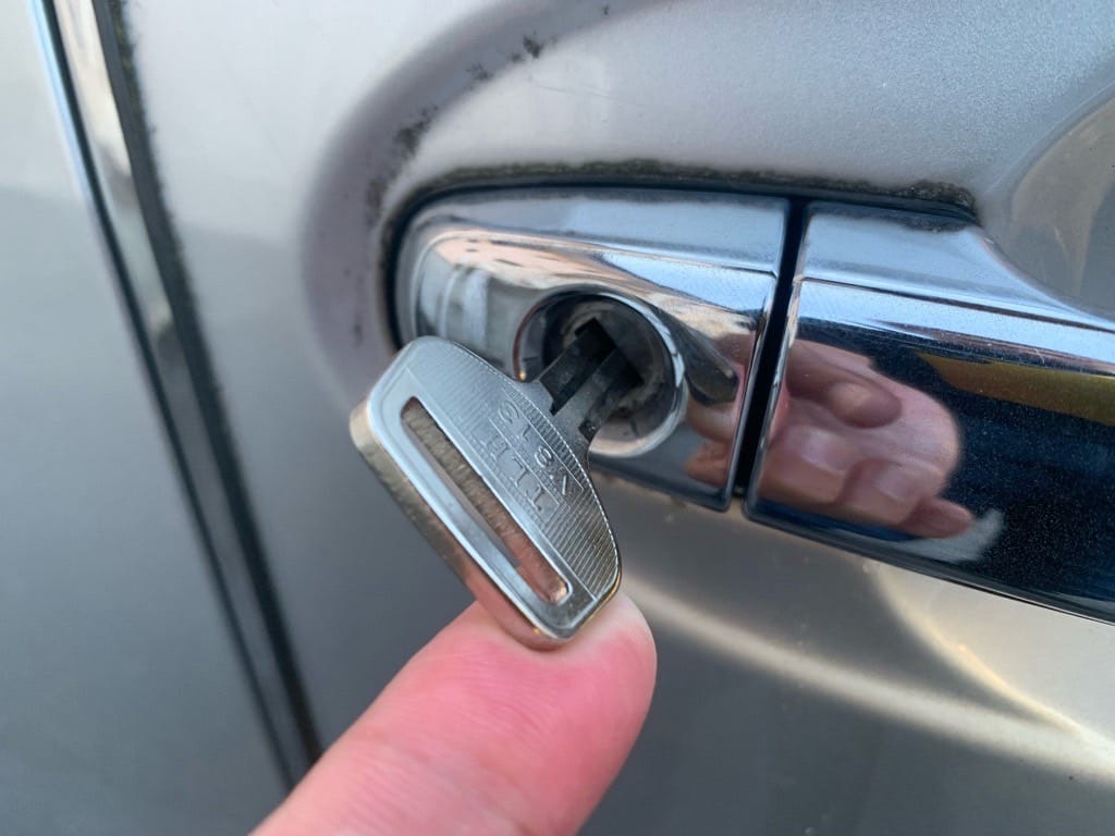 作製した鍵をマークXのドアシリンダーにさしている