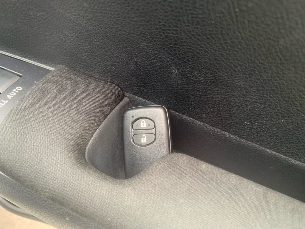 ドアポケットにスマートキーが置いてある