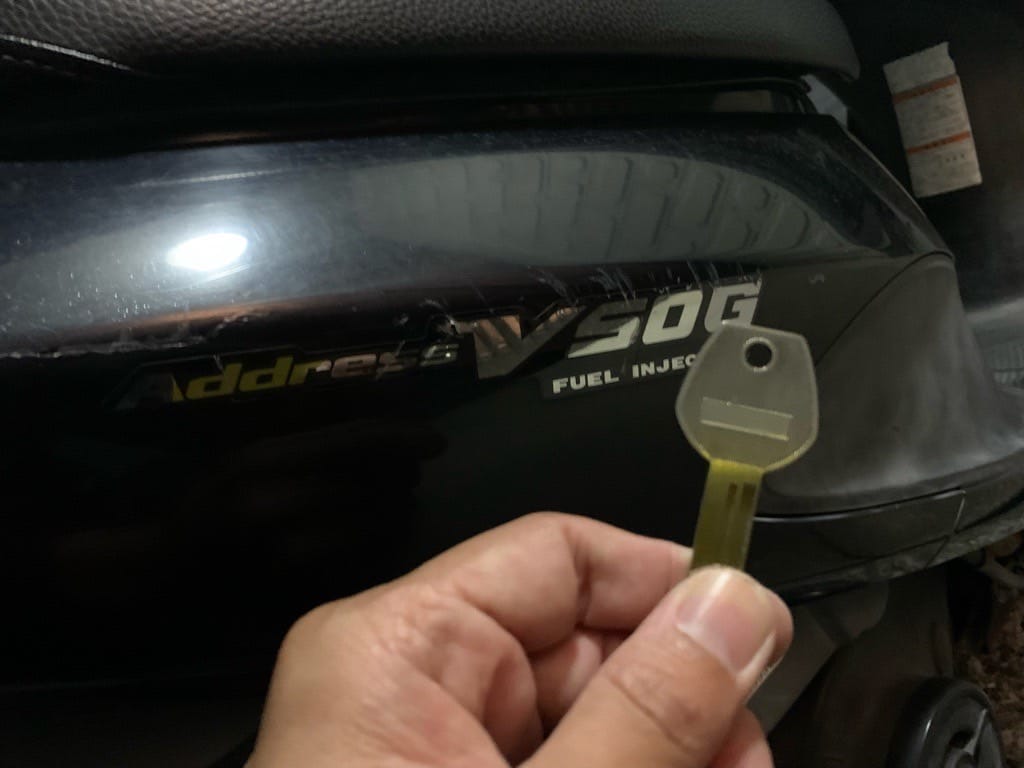 メットインから回収したスズキアドレスの鉄キー