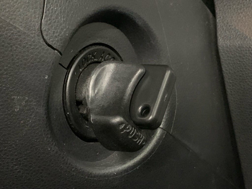 作製したダイハツミラの鍵をシリンダーに挿している