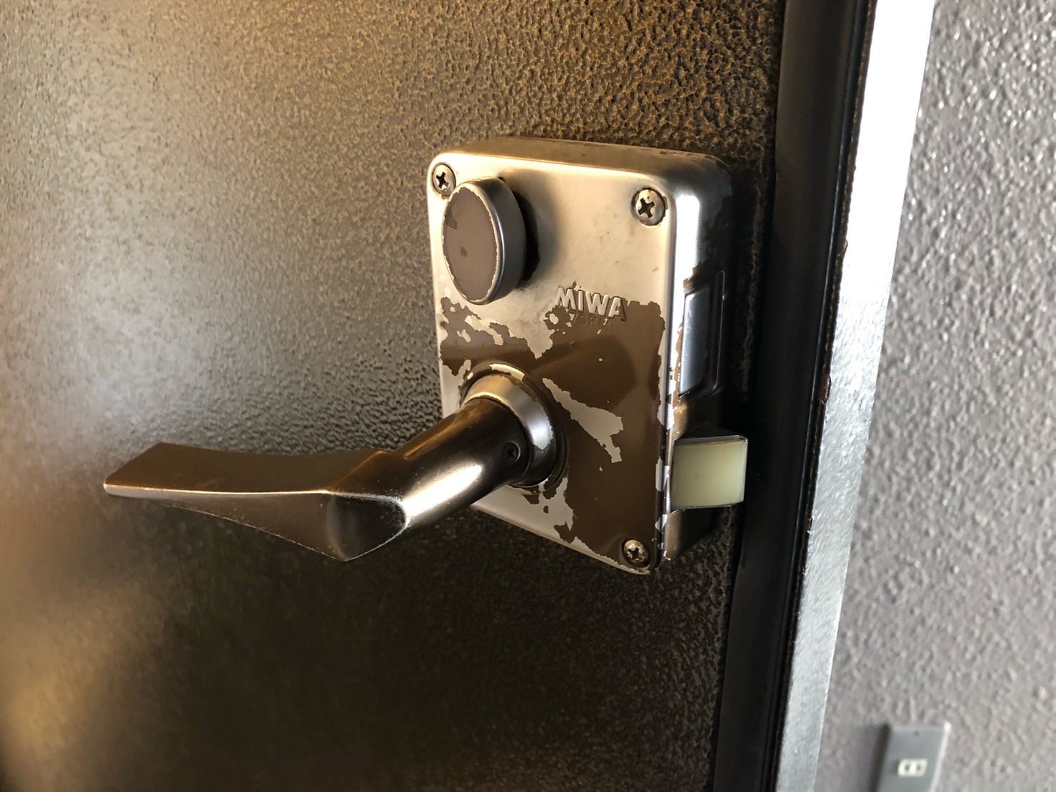交換を行う扉にはMIWA ディスクシリンダーの面付け錠がついている