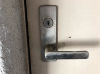 解錠を行う扉にはMIWAの1ロックレバーハンドル面付錠がついている