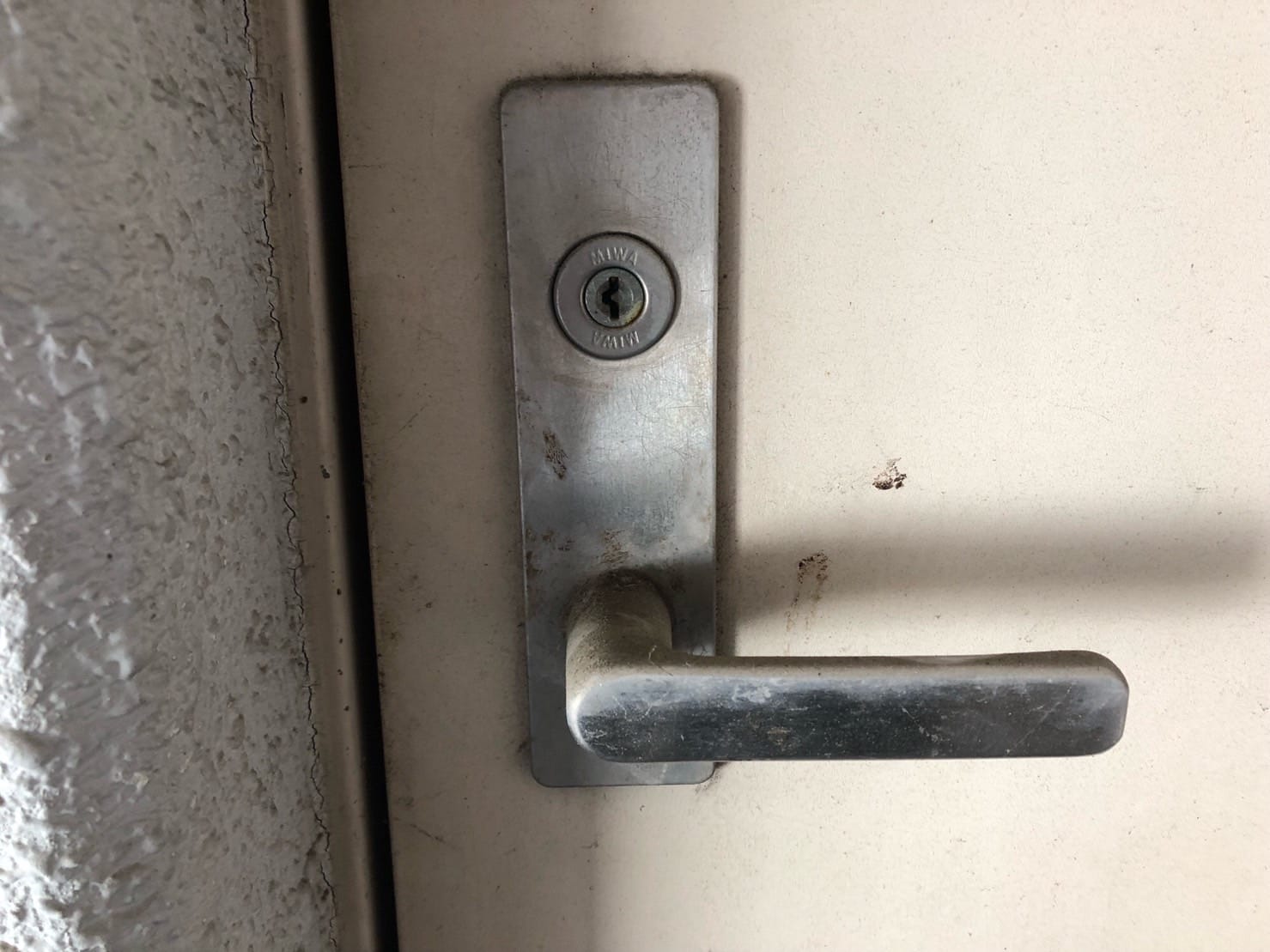 解錠を行う扉にはMIWAの1ロックレバーハンドル面付錠がついている