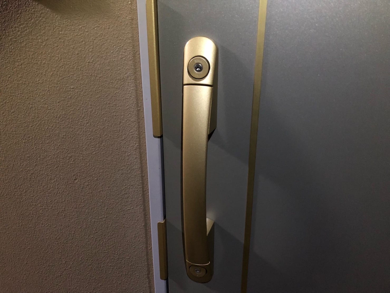 玄関ドアにはMIWAの2ロックプッシュプル錠、防犯サムターン仕様のU9シリンダーがついている。