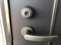 解錠を行う玄関ドアにはリベロシリンダーがついています
