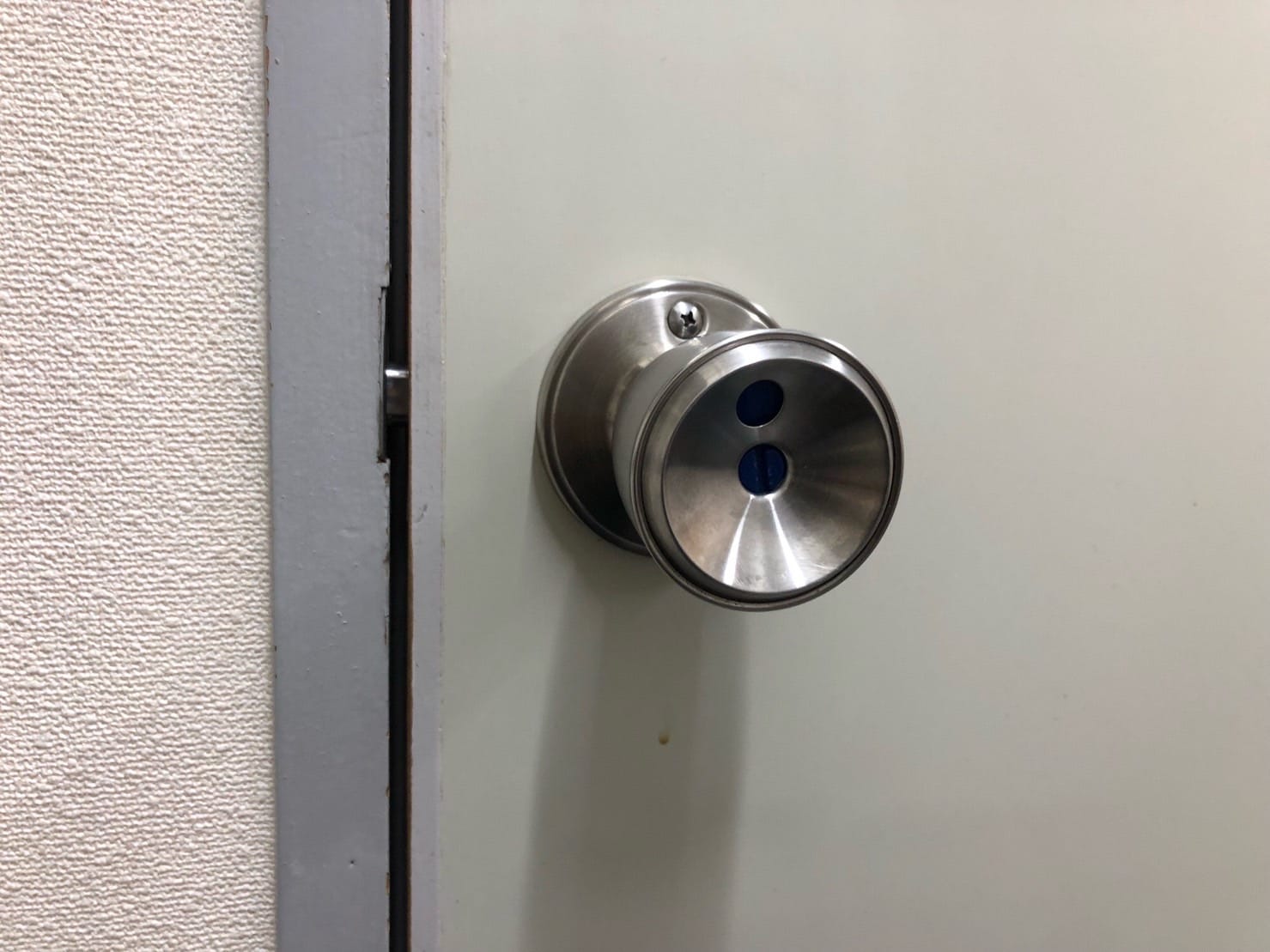 トイレの扉にはノブタイプの鍵がついている。こちらの鍵を交換します