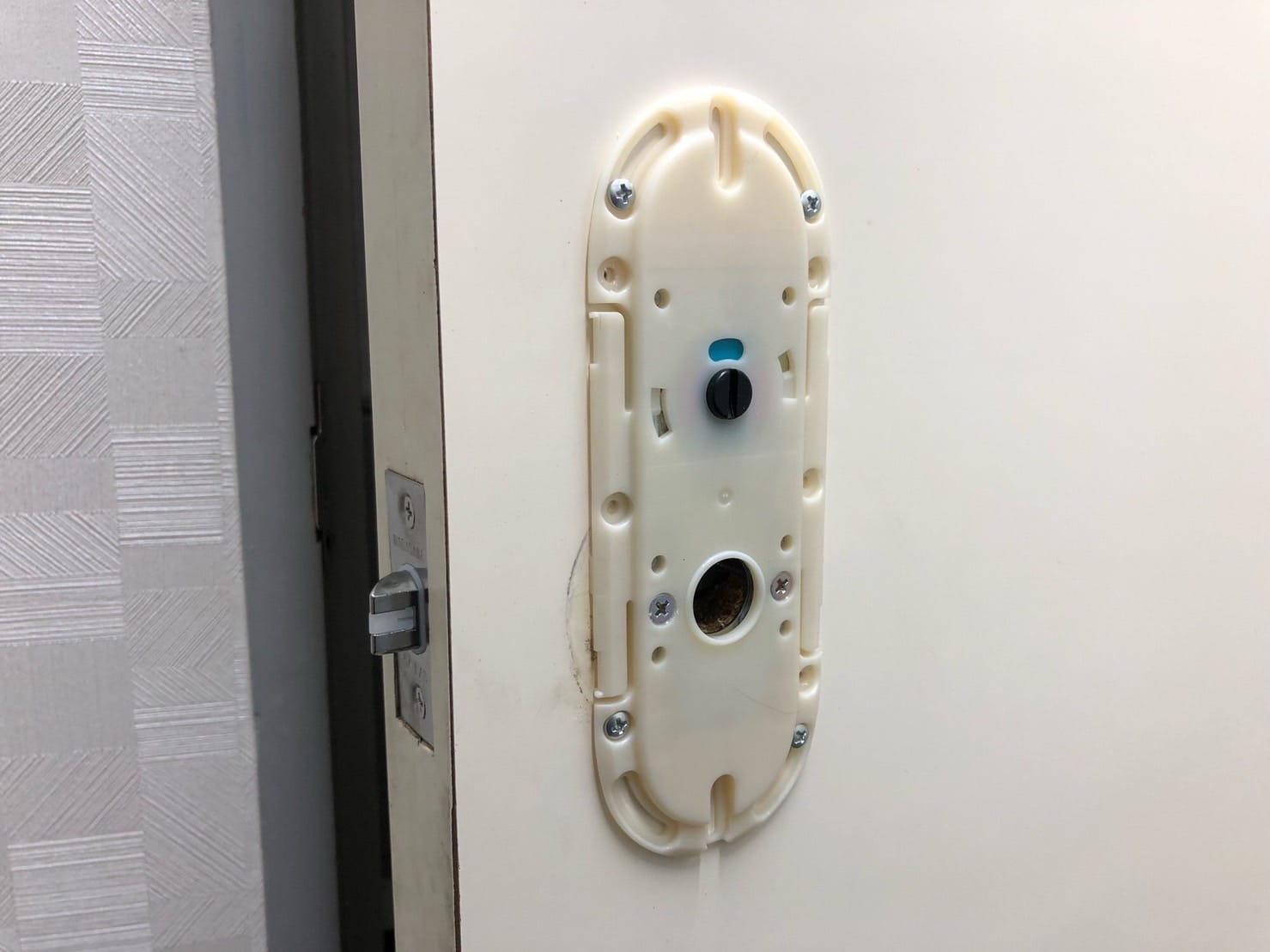 レバーハンドル錠に交換。扉の裏側