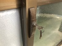 2枚の引戸違い引戸の鍵穴には鍵がささっている