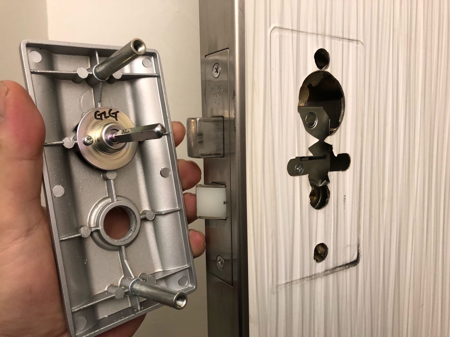 シリンダーを取り外し、手に持っている