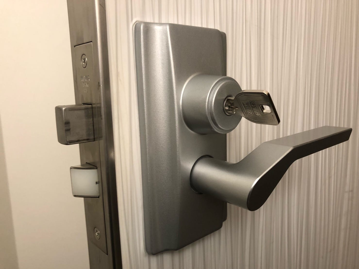 キーシリンダーを取り付け、シリンダーには鍵がささっている