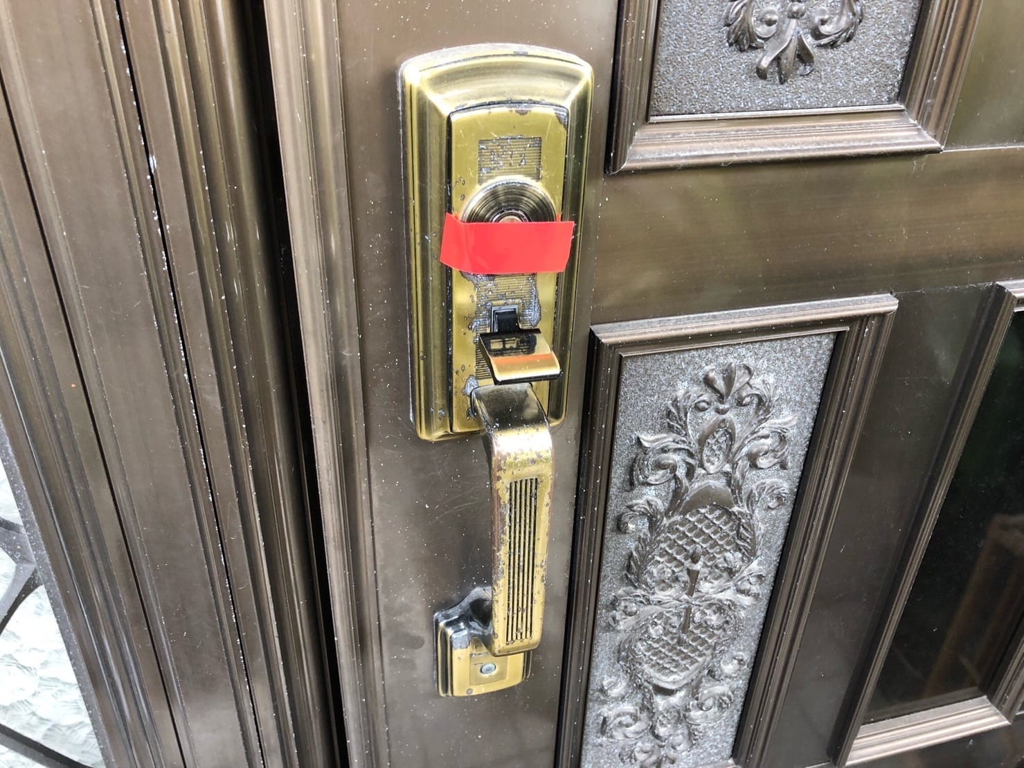 GOALのサムラッチ錠がついた玄関ドア。鍵穴にはテープが貼ってある