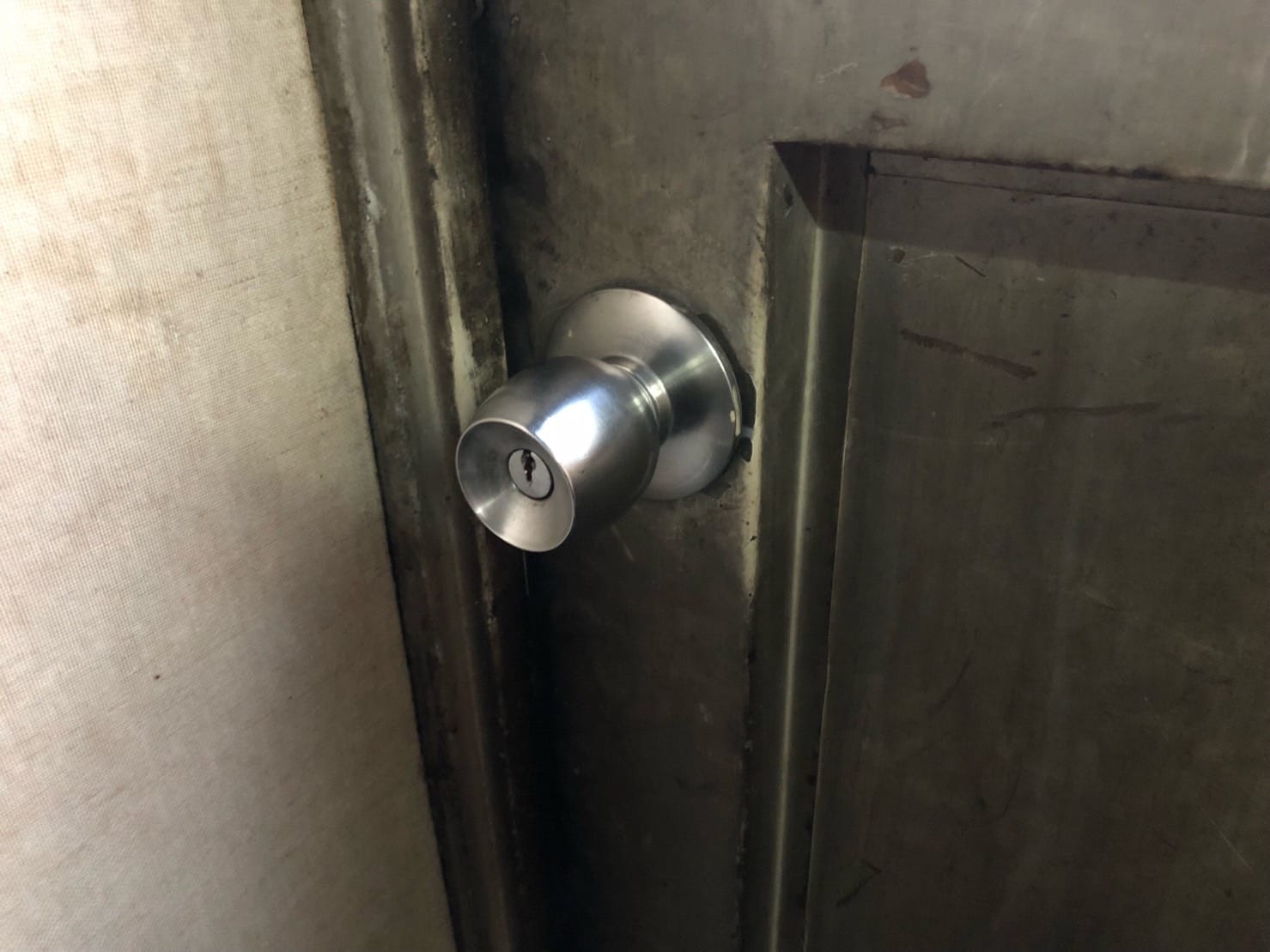 鍵交換を行う扉。ノブタイプのインテグラル錠がついている