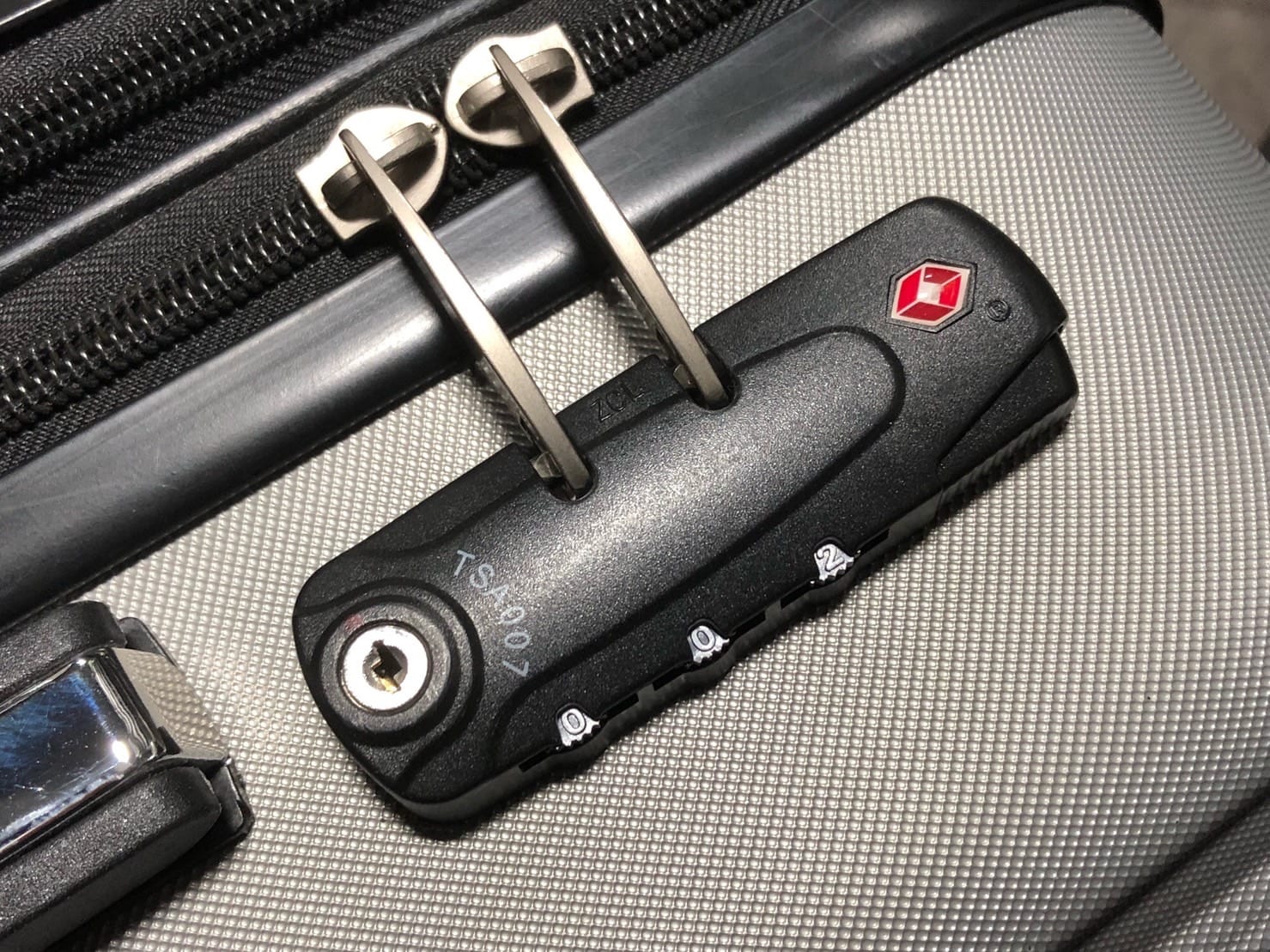 スーツケースには三桁のダイアルが付いている