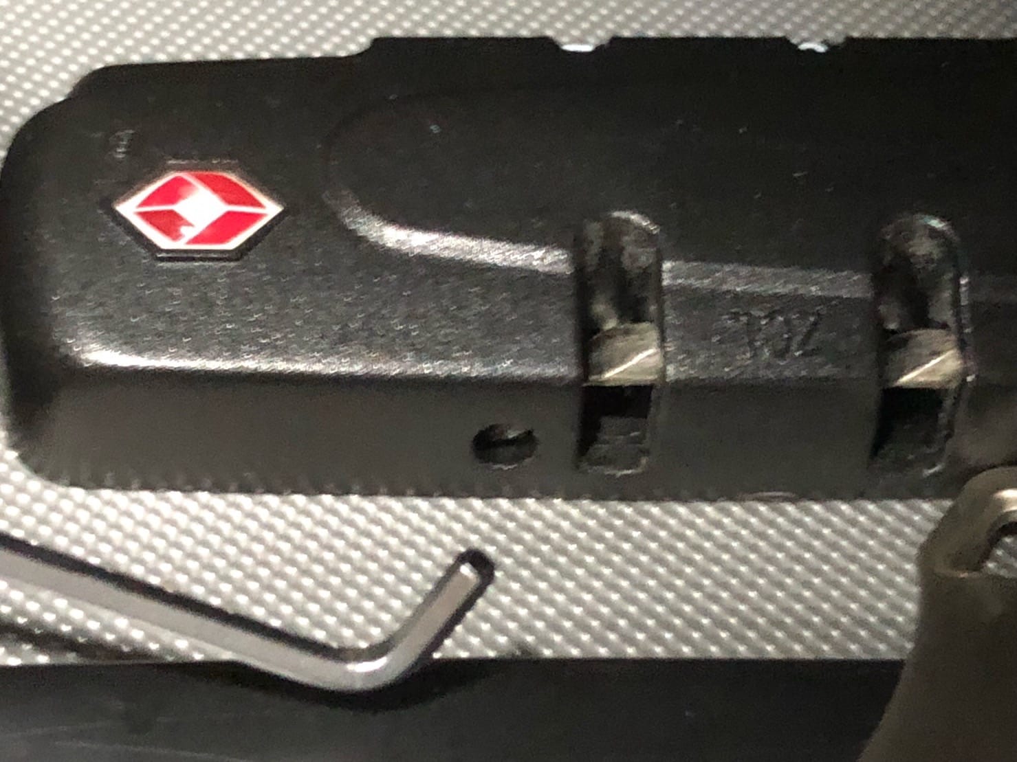 スーツケースの解錠に成功