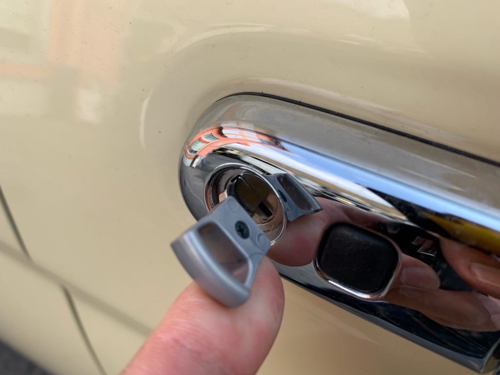 作製したスズキアルトラパンのメカニカルキーをドアシリンダーに挿している