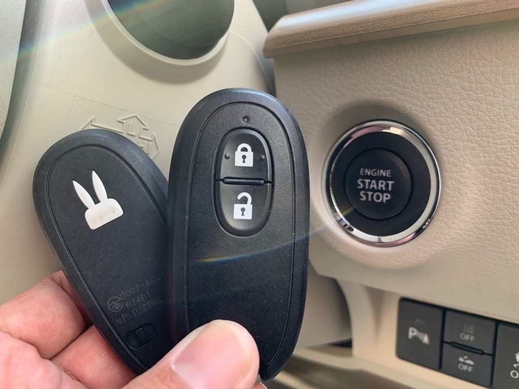 登録が完了したスズキアルトラパンのスマートキー二個をスタートボタンの前で持っている