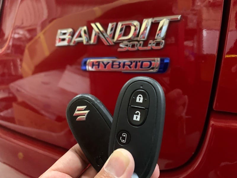 新たに作製したスズキソリオのスマートキーを手に持っている