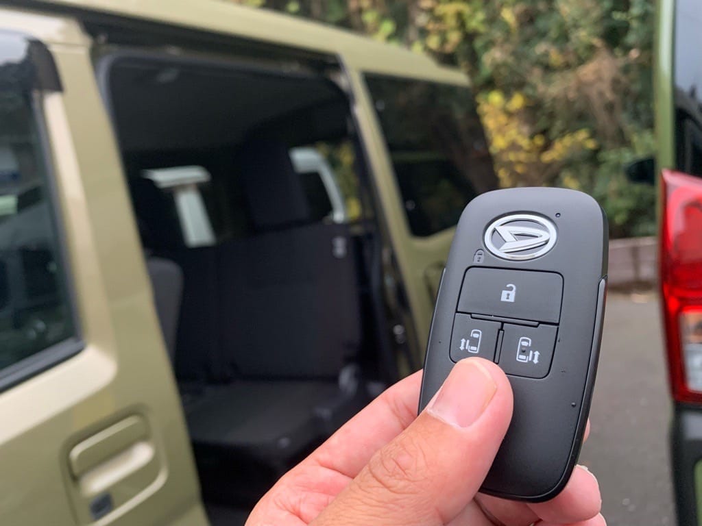 登録が完了したアトレーのスマートキーを手に持っている