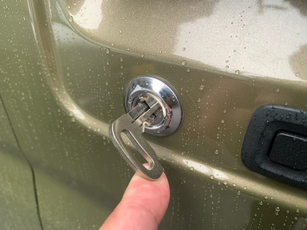 作製したメカニカルキーがアトレーのドアシリンダーにささっている