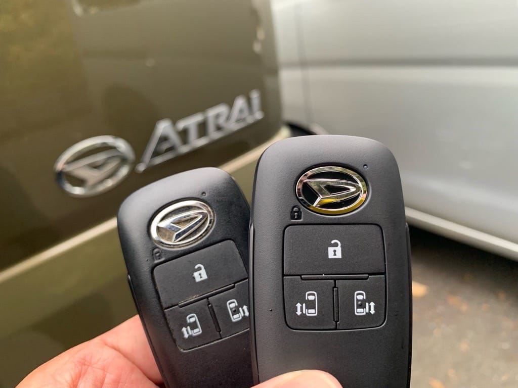 アトレーのスマートキー2個を手に持っている