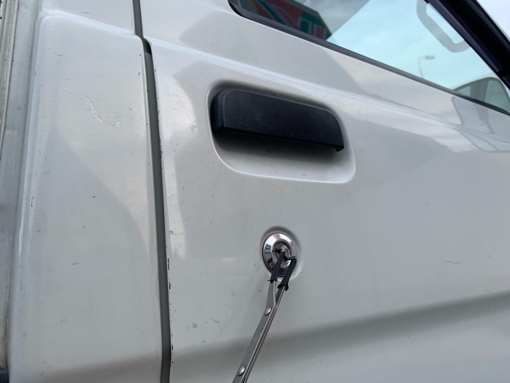 運転席ドアシリンダーをピッキングする様子