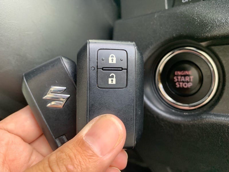 登録が完了したスマートキーをスタートボタンの前で持っている