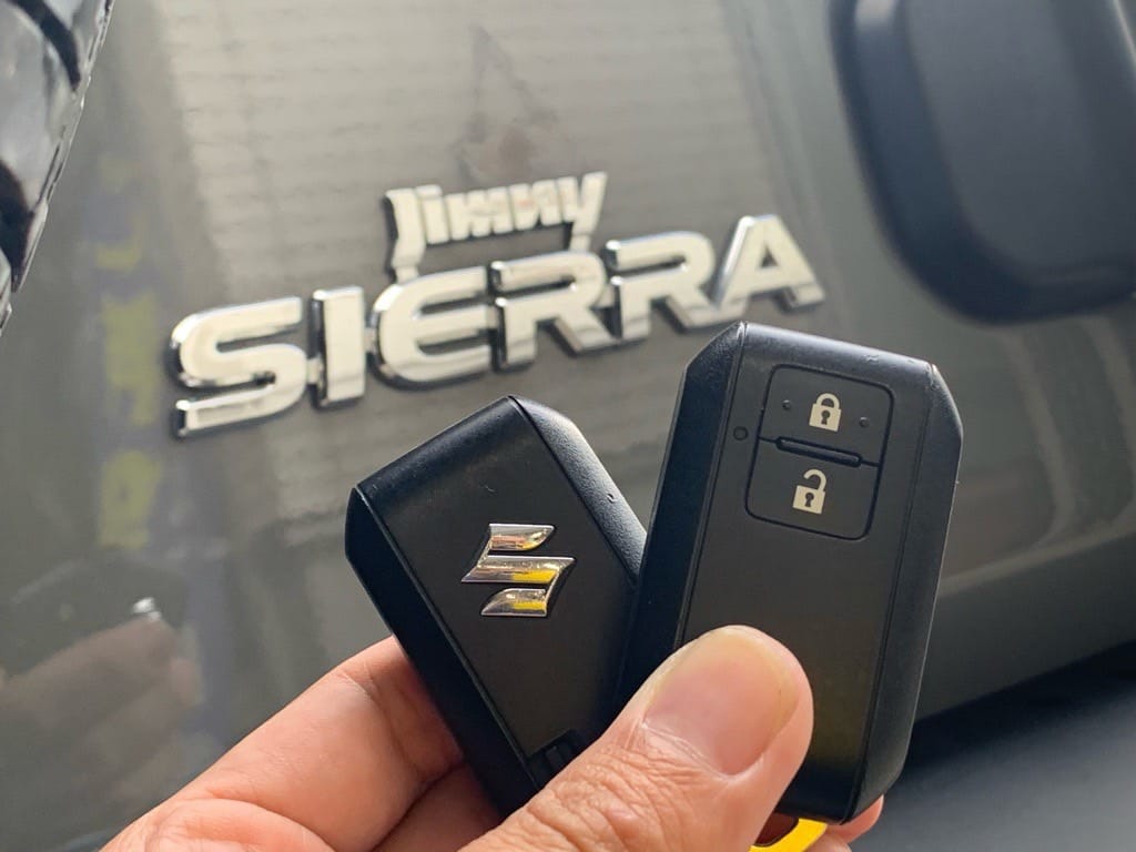 作製したスペアキ―と既存キーを手に持っている