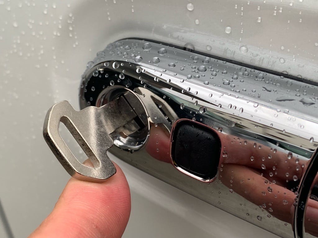 作製したスズキクロスビーのメカニカルキードアシリンダーに挿している