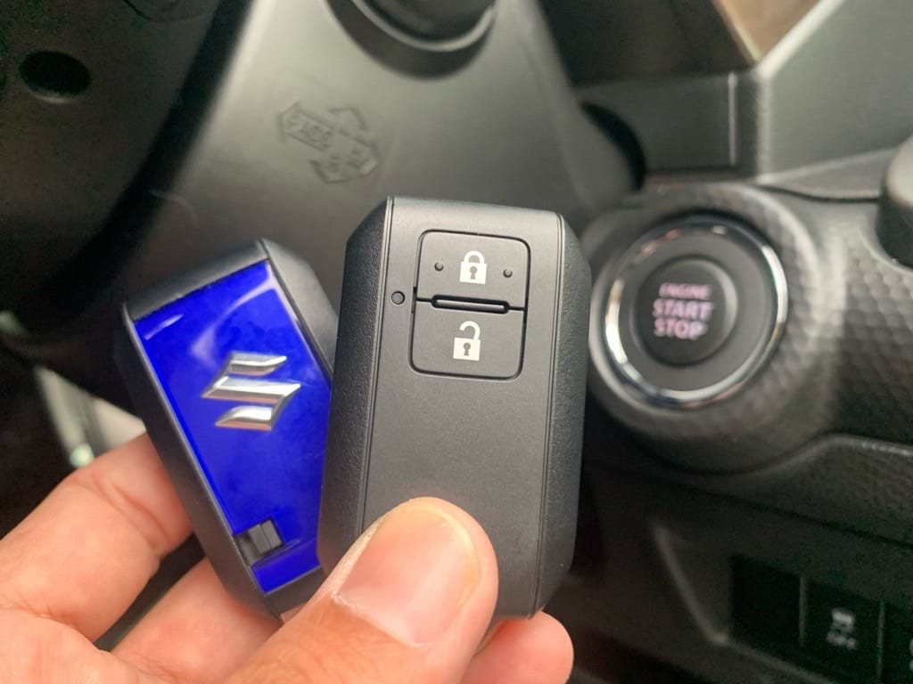 登録完了したスズキクロスビーのスマートキー二個を手に持っている