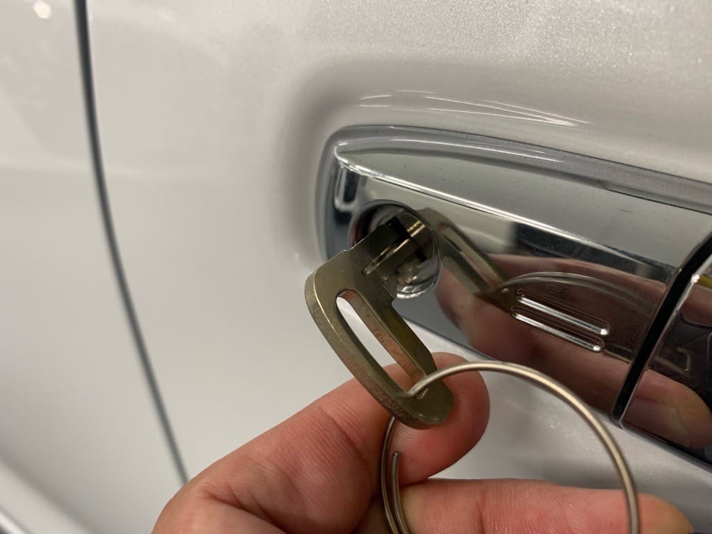 作製したメカニカルキがタントのドアシリンダーにささっている