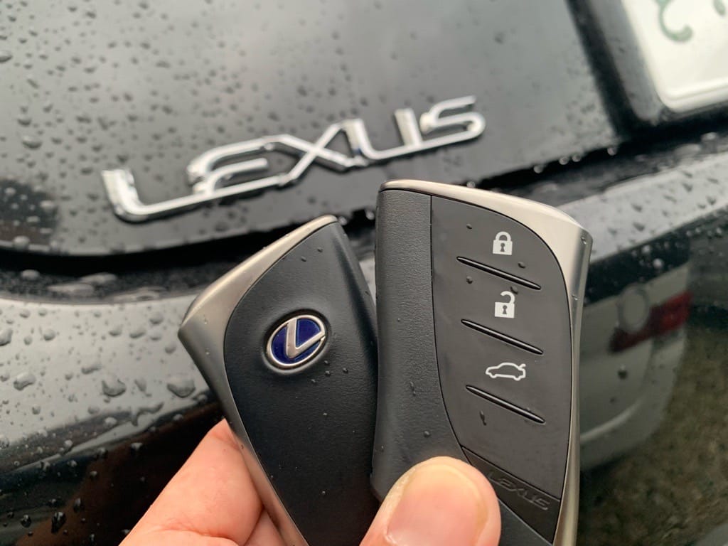 レクサスの既存のスマートキーと新たに作製したスペアキーを手に持っている