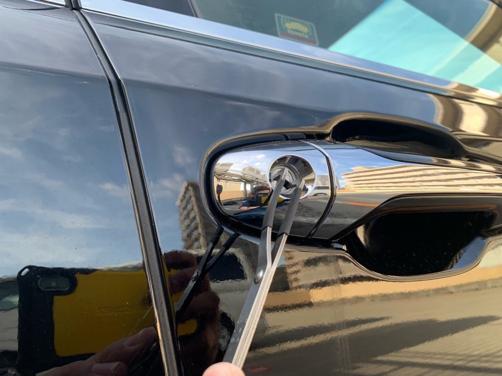 トヨタクラウンの運転席ドアシリンダーをピッキングする様子