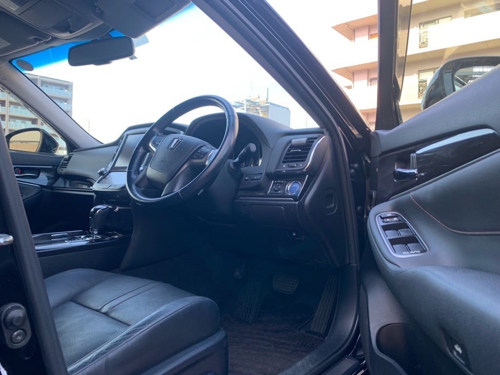 トヨタクラウンの運転席ドアが開ている