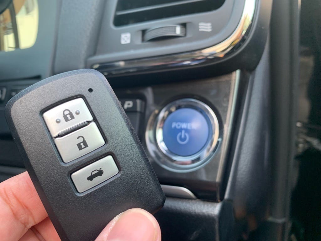 登録したトヨタクラウンのスマートキーを車内でもっている