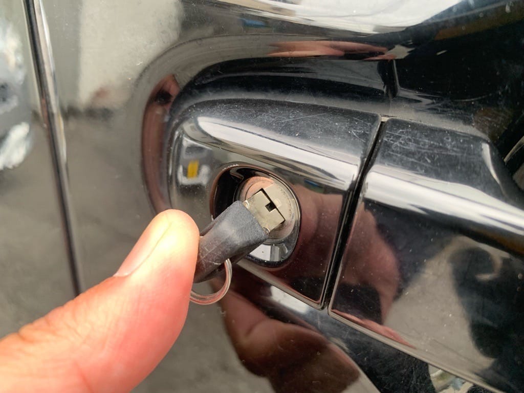 作製したトヨタノアのドアキーをドアシリンダーに挿している