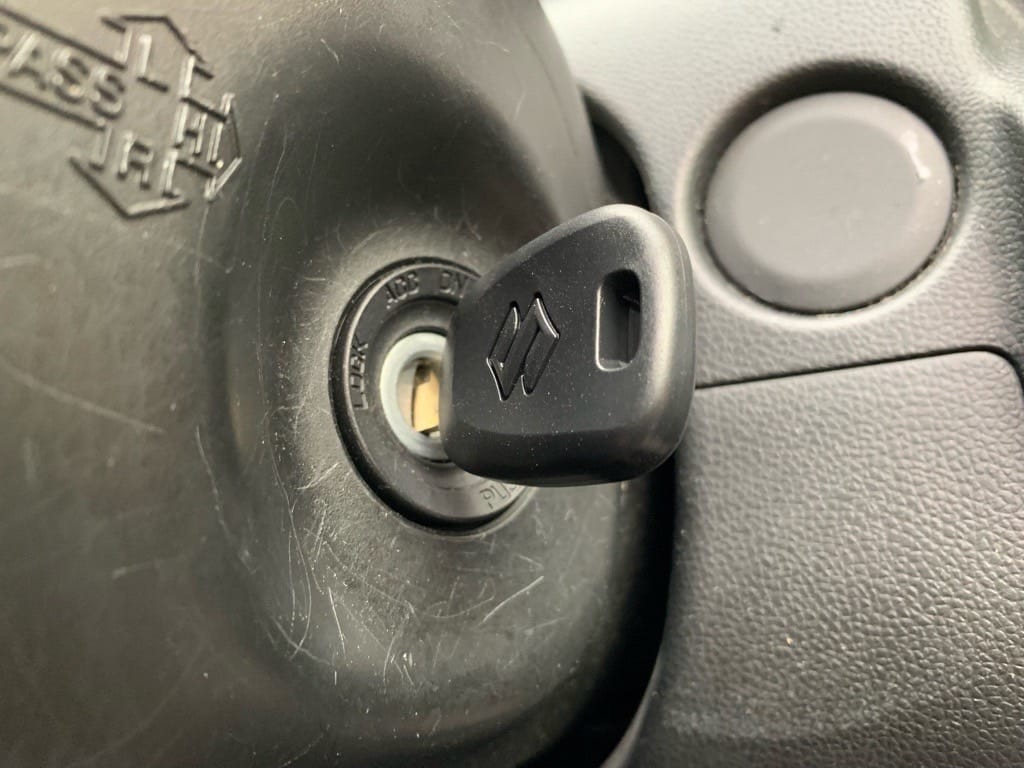 作製したスズキワゴンRの鍵をイグニッションシリンダーに挿している