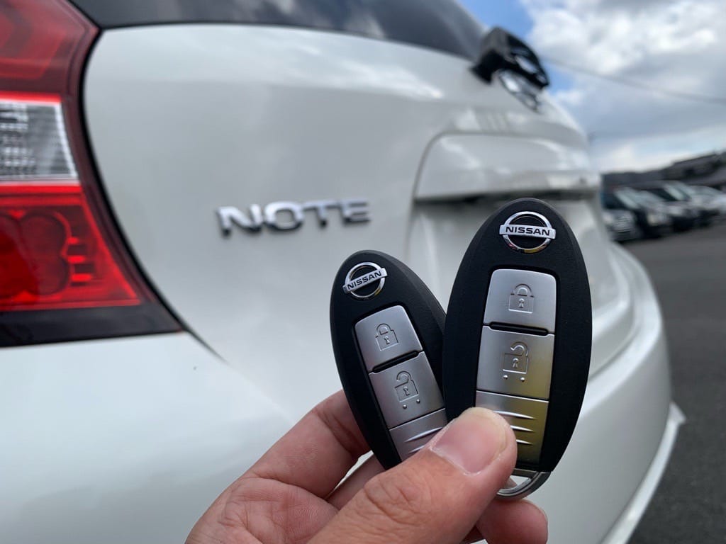 日産ノートの既存キーと新しく作製したスペアキ―を手に持っている