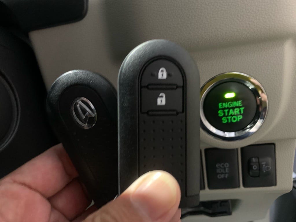 登録が完了したダイハツムーヴのスペアキ―と既存キーを手に持っている