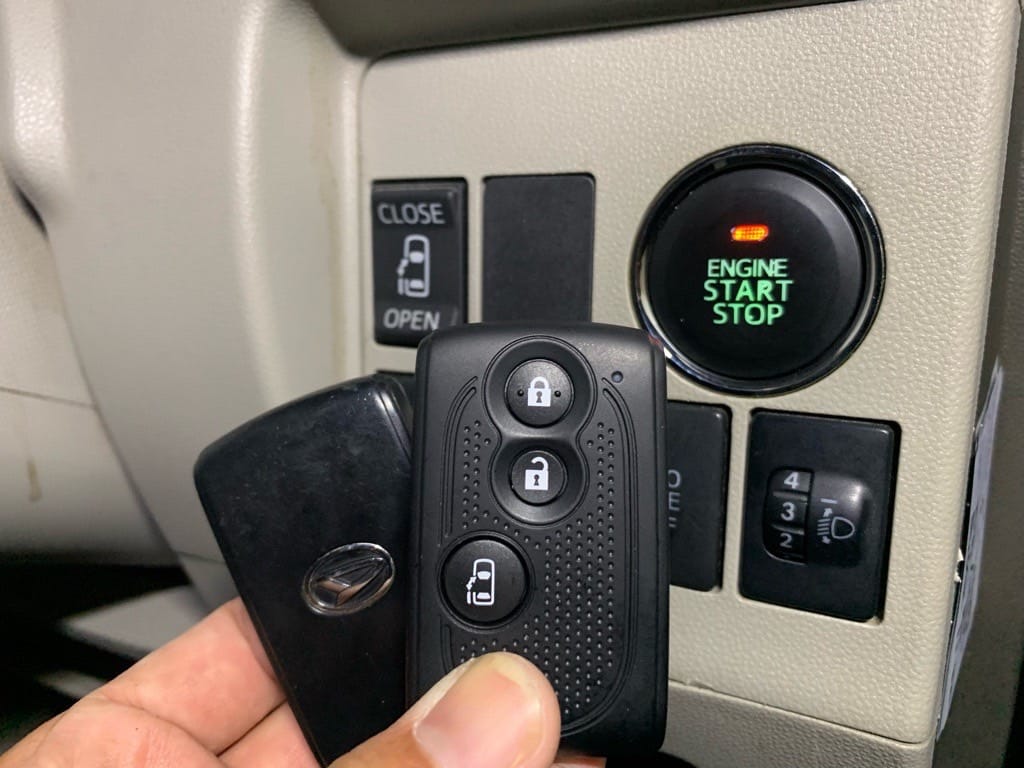 キーフリーリモコンの登録が完了。鍵二個をスタートボタンの前で持っている