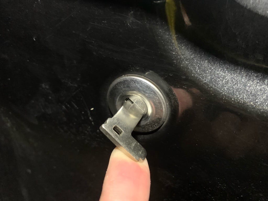 作製したメカニカルキーがタントのドアシリンダーにささっている