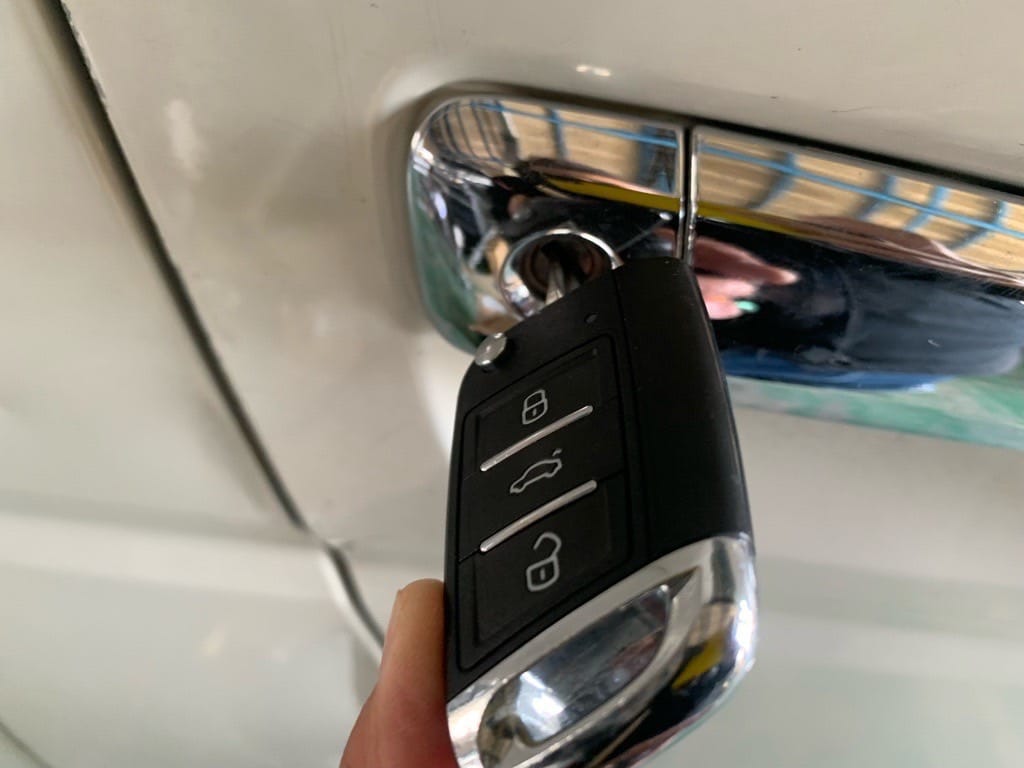 作製したトヨタハイエースのリモコンキーをドアシリンダーに挿している