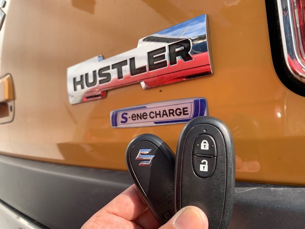 新たなに作製したスズキハスラーのスマートキー2個を手に持っている