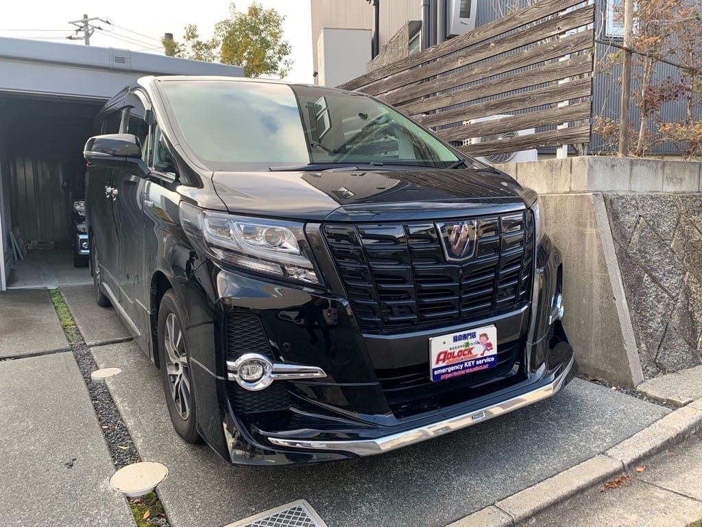 トヨタ アルファード AYH30 2018年式。こちらの車両のスマートキーを登録します