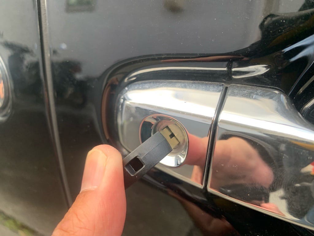 作製したメカニカルキーをアルファードのドアシリンダーにさして動作を確認