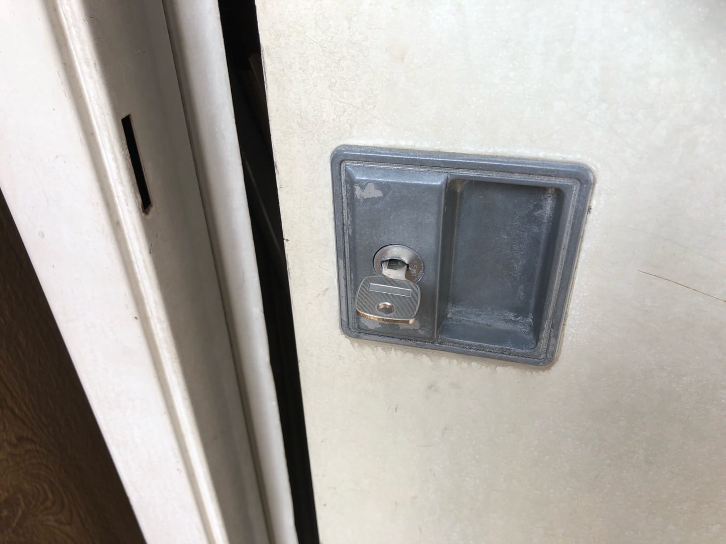 新たな鍵を作製、鍵穴にさしている