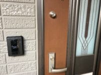 解錠を行うアパートの玄関ドア。レバーハンドル錠と補助錠の2ロック、MIWAのU9シリンダーがついています