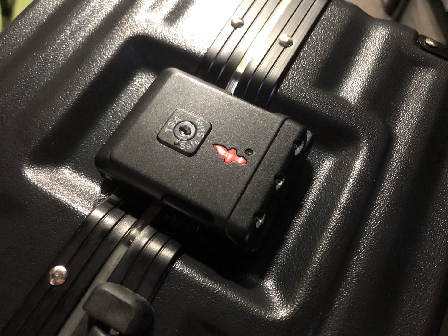 ロックされたままのスーツケース