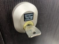 扉にはTOSTEMの2ロック、PSシリンダーがついており、シリンダーには鍵がささっている